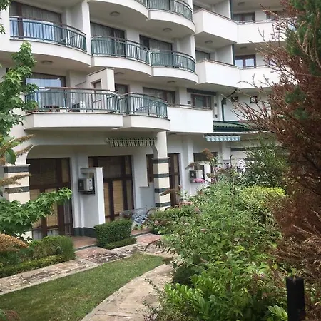 Private In Emerald Apartahotel 4*
