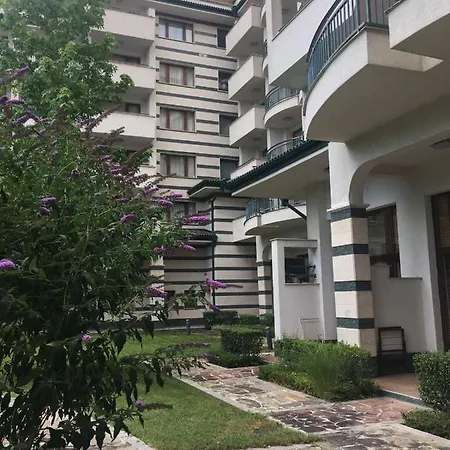 Apartahotel Private In Emerald 4*